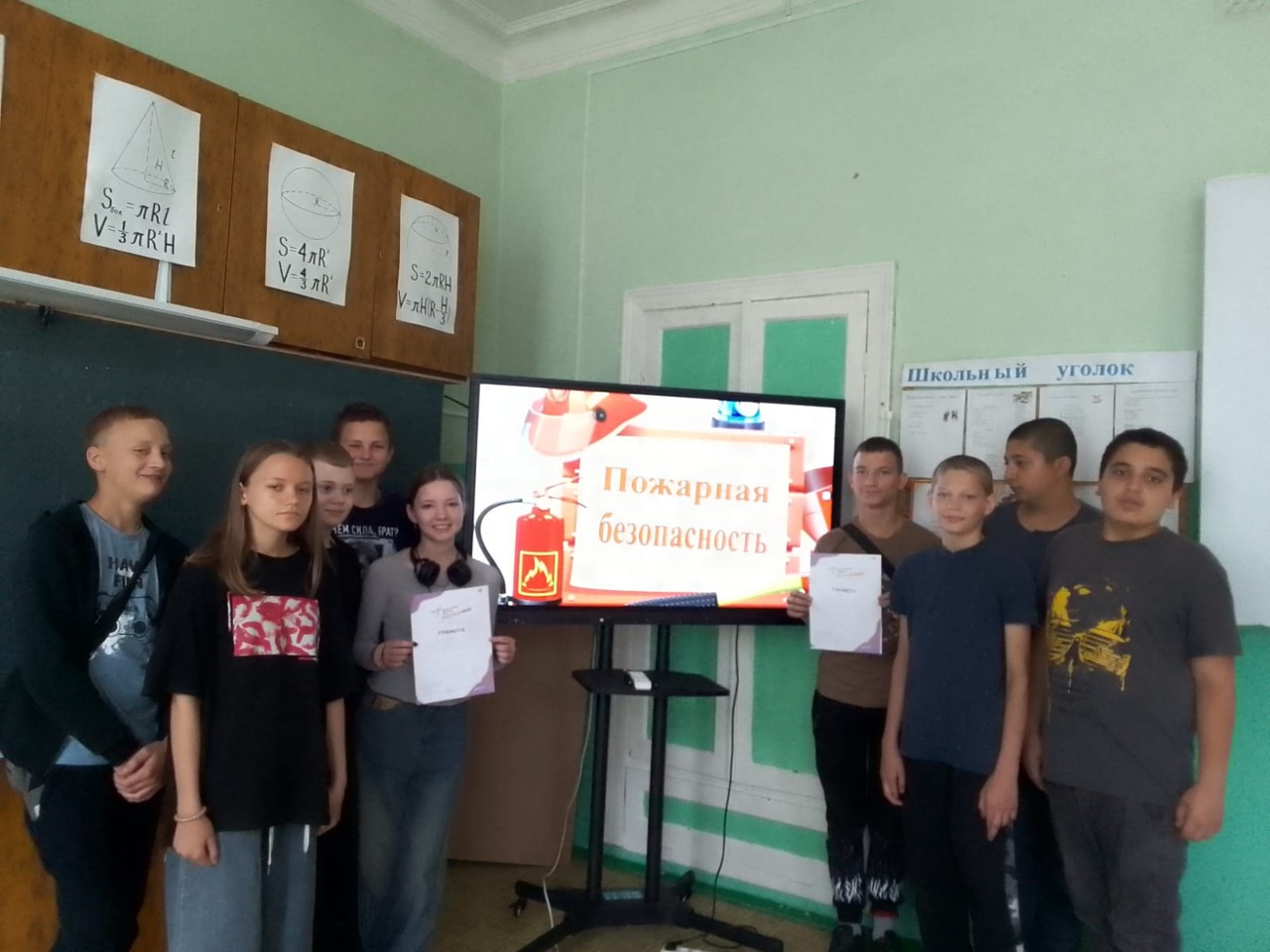 Сегодняшний день в пришкольных лагерях Горловской школы посвящен противопожарной безопасности.