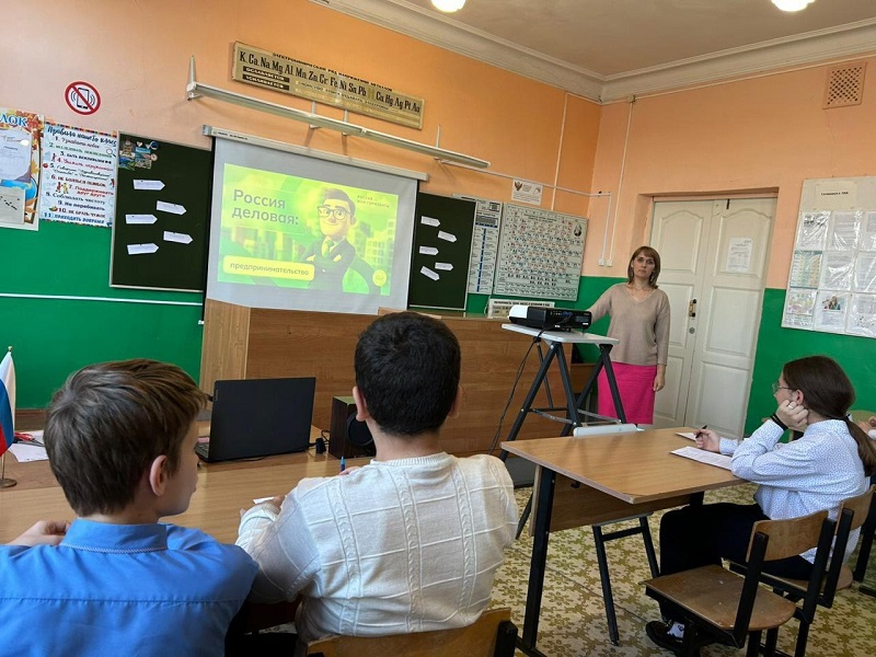 Школьники продолжают знакомиться с профессиями.