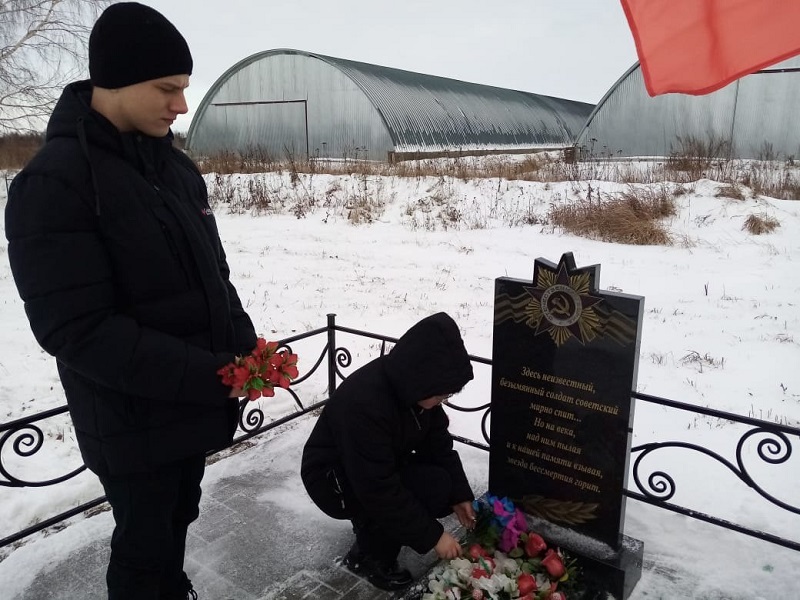 Школьники возложили цветы к могиле неизвестного солдата.