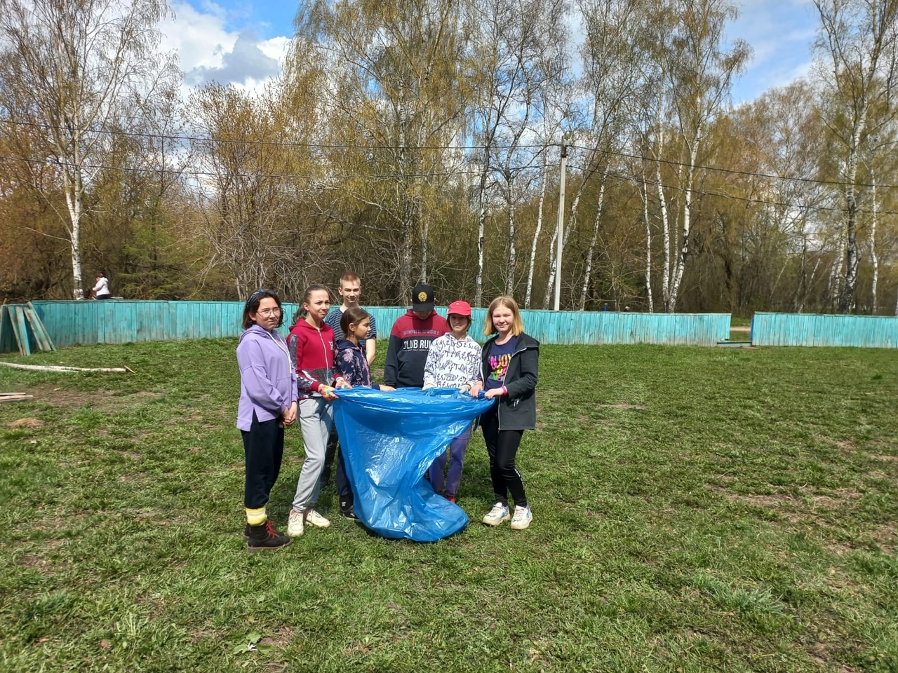 Уборка пришкольной территории продолжается.